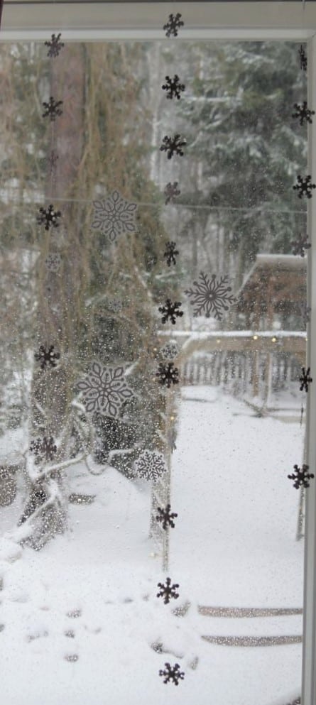 Snowflake garland for windows